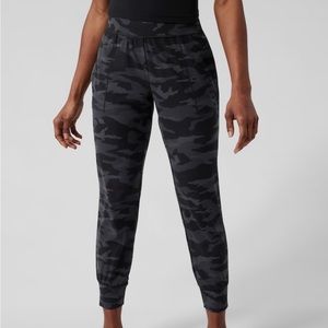 NWT Salutations Jogger size Small Petite Black Camo